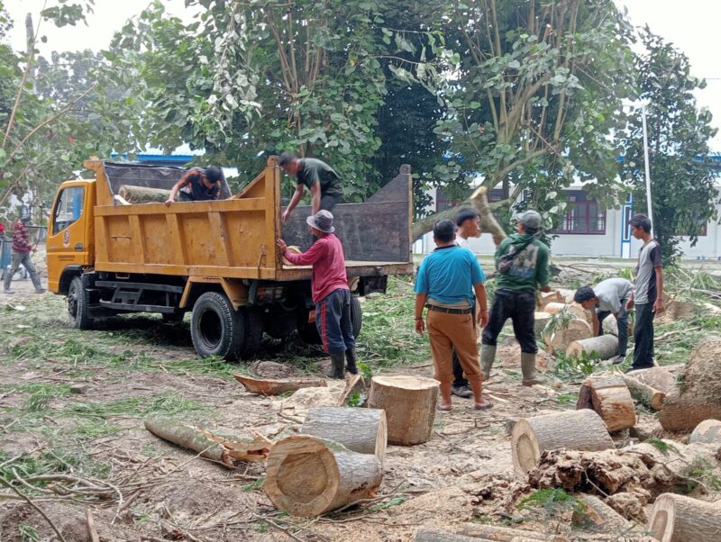 Para siswa PKL memuat kayu balok potongan kedalam truk Dinas SDABMBK