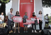 Pramita Sari (Marketing & Communications General Manager PT Eurokars Motor Indonesia - Mazda Indonesia) memberikan hadiah kepada ketiga pemenang nasional dari Women Half Marathon (WHM) 2024 Jakarta seri Half Marathon, kategori Master 51-55 tahun