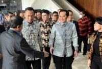 Menteri ATR/Kepala BPN Agus Harimurti Yudhoyono bersama Ketua Fraksi Demokrat Edhie Baskoro Yudhoyono berjalan menuju ruang rapat kerja bersama Komisi II DPR di Kompleks Parlemen, Jakarta, beberapa waktu lalu. (foto: Istimewa)