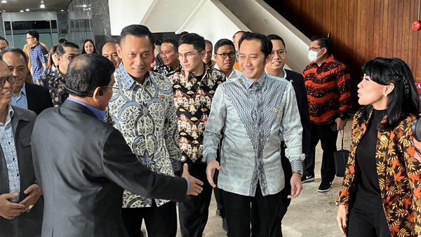 Menteri ATR/Kepala BPN Agus Harimurti Yudhoyono bersama Ketua Fraksi Demokrat Edhie Baskoro Yudhoyono berjalan menuju ruang rapat kerja bersama Komisi II DPR di Kompleks Parlemen, Jakarta, beberapa waktu lalu. (foto: Istimewa)