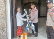 Kapolres Lebak Polda Banten, AKBP. SUYONO, S.I.K, berikan bantuan alat kebersihan kepada Ustad Irsad, selaku pengurus DKM Masjid Baitur Rohman Kp.Hegarsari Ds. Sindanglaya Kec. Sobang