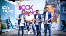 Direktur PTPN2 Irwan Perangin angin (nomor 2 dari kiri) menunjukkan buku hasil karyanya