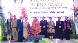 Kadis DLH Artini Marpaung (nomor 4 dari kiri) menghadiri doa bersama dan syukuran purna bakti dirinya oleh Bupati Deli Serdang

