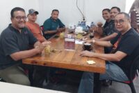 Suasana pertemuan pembentukan/pemilihan Pengurus FPRMI Aceh periode 2023-2026 di Tower Coffee, kawasan Simpang Limong, Banda Aceh, Minggu (08/10/2923). Dari kiri: HT Maimun Umar, Sulaiman, Asnawi Kumar, Muhammad Zairin, Mukhtaruddin Usman, Muhammad Saleh. (Foto: Dok. FPRMI Aceh)