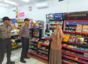 Anggota Polsek Rangkasbitung Polres Lebak Hampiri Konsumen Alfamart di Jalan Soekarno Hatta Rangkasbitung