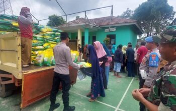 10 Ton Beras Diturunkan  Satgas Pangan Polres Serang Saat Operasi Pasar di Kecamatan Bandung  Kabupaten Serang