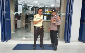 Cegah Kejahatan Pada Perbankan, Anggota Samapta Polsek Baros Polresta Serkot Melakukan Patroli Di ATM Bank Mandiri Baros. 