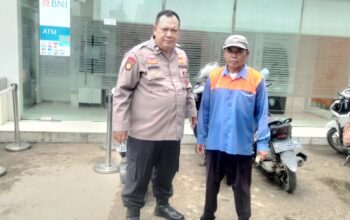 Kanit Sabhara Polsek Rangkasbitung Polres Lebak Temui Petugas Parkiran Di Bank BNI Rangkasbitung