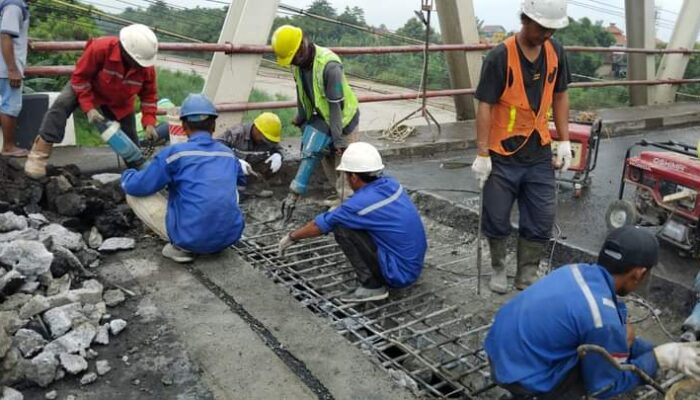 Jembatan Comal Amblas