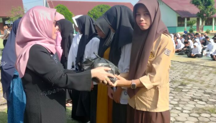 Pemberian Sembako Kepada Siswi SMP Negeri 3 Tanjung Raja