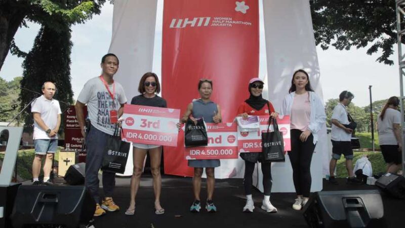 Pramita Sari (Marketing & Communications General Manager PT Eurokars Motor Indonesia - Mazda Indonesia) memberikan hadiah kepada ketiga pemenang nasional dari Women Half Marathon (WHM) 2024 Jakarta seri Half Marathon, kategori Master 51-55 tahun