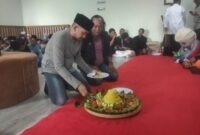 Direktur Utama Sukarno, S,M, memotong tumpeng, dalam rangka HUT ke-10 PT BBM (foto: Surya Senin (24/6/2024)