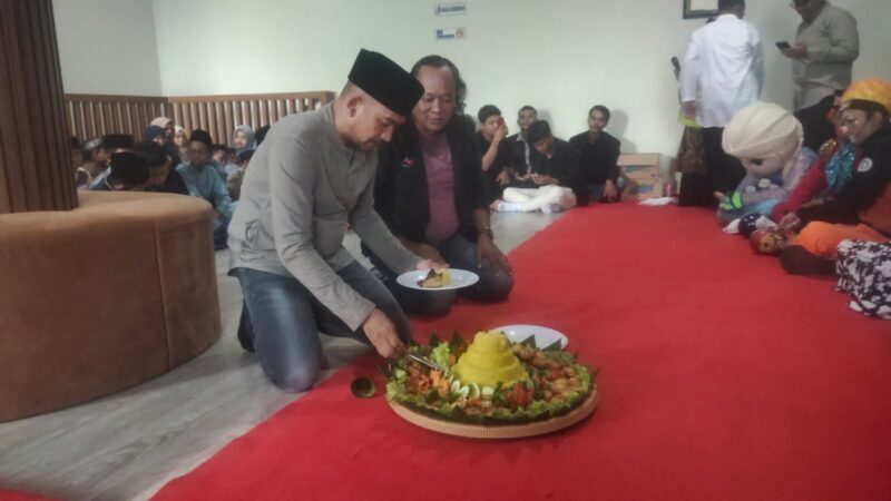 Direktur Utama Sukarno, S,M, memotong tumpeng, dalam rangka HUT ke-10 PT BBM (foto: Surya Senin (24/6/2024)