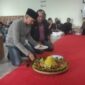 Direktur Utama Sukarno, S,M, memotong tumpeng, dalam rangka HUT ke-10 PT BBM (foto: Surya Senin (24/6/2024)