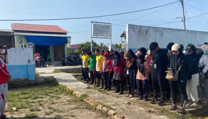 Perangkat Desa Indrayaman Gotong Royong Bersama Mahasiswa KKN UINSU Kelompok 92