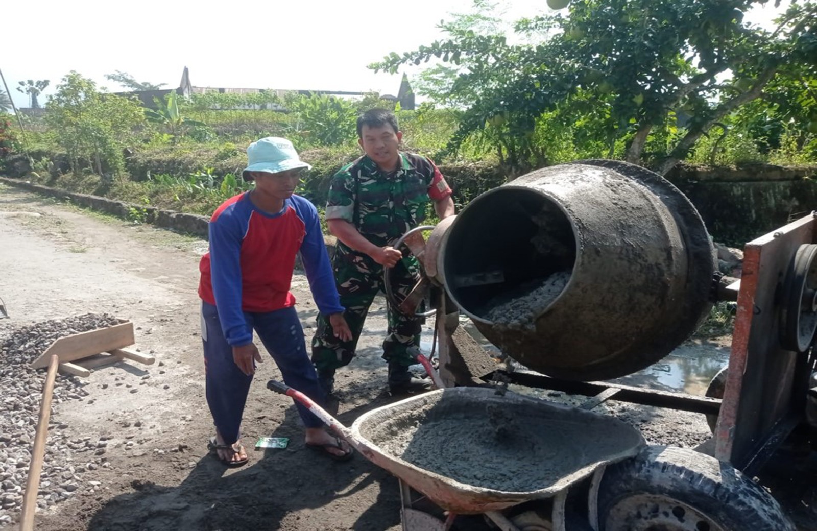 Aksi Nyata, Serda Nurhatib Bersama Warga Desa Soso Laksanakan Perbaikan Jalan