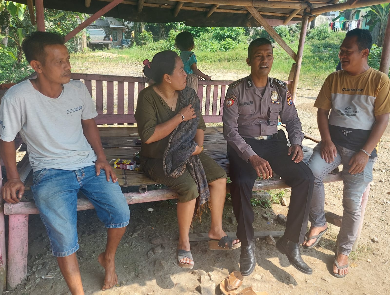 Sambangi warga, Babinkabtimas Polsek Cipanas Polres Lebak Polda Banten melaksanakan silaturahmi ke warga  untuk menyampaikan harkamtibmas