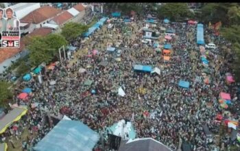 Puluhan Ribu Orang Tumpah Ruah di Acara Kampanye Akbar Paslon 02. di Lapangan Pajarakan kabupaten Probolinggo.