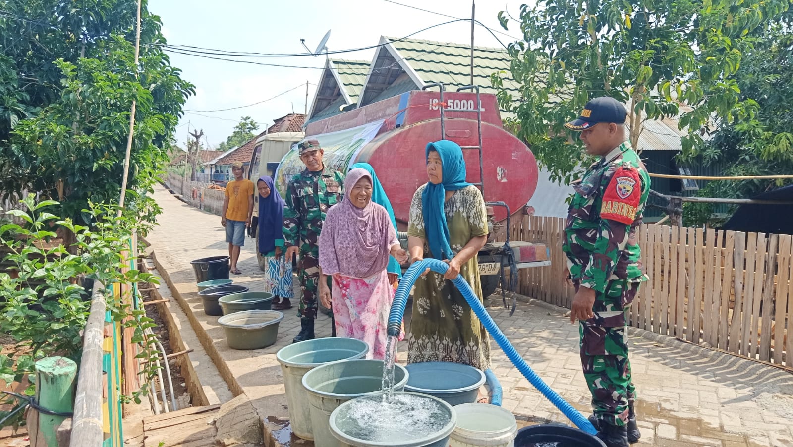 Bantu Warga Kekeringan, Koramil 06/Lape Distribusikan Air Bersih di Dusun Pungkit Beru