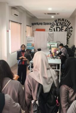 Telkom Indonesia Perkenalkan Dunia Industri Digital Melalui Kunjungan Mahasiswa ITBK di IndigoHub Makassar