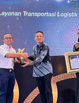 KAI Logistik Sabet Penghargaan Radar Surabaya Award 2025 Sebagai Penyedia Layanan Logistik Terpercaya