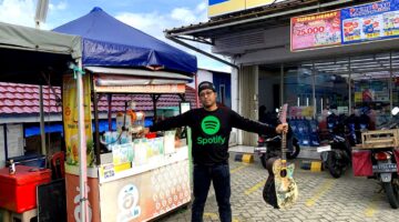 Iwong Penyanyi dan Komposer, “Si Pedagang Es Mojito” di Lampung itu Akan Rilis 150 Lagu di Platform Digtal