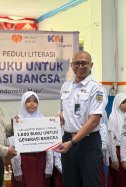 KAI Logistik Salurkan 1.600 Buku: Perkuat Literasi untuk Wujudkan Indonesia Emas 2045