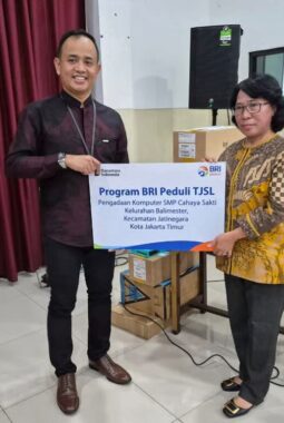 BRI Otista Region 6/Jakarta 1 Salurkan CSR berupa Komputer untuk SMP Cahaya Sakti