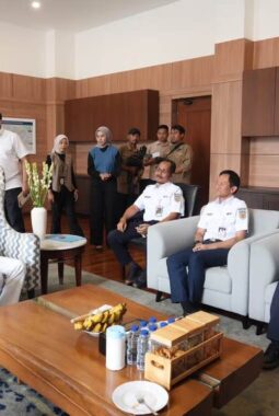 KAI dan Pemprov Jawa Barat Perkuat Sinergi Bahas Keselamatan Perlintasan dan Revitalisasi Stasiun Bandung