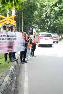 KAI Daop 8 Surabaya dan KAI Properti Gencarkan Sosialisasi Keselamatan di Perlintasan Sebidang Jelang Nataru 2025/2026