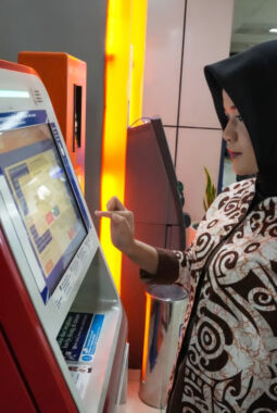 KAI Tambah Vending Machine untuk Isi Ulang KMT Secara Mandiri