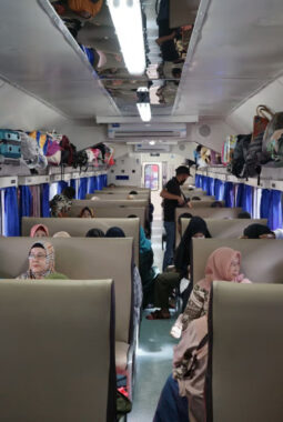 Tiket Nataru 2025/2026 Terjual 72 Persen, KAI Divre III Palembang Ingatkan Aturan Barang Bawaan