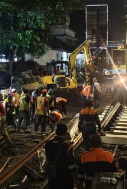Tingkatkan Keselamatan dan Kelancaran Perjalanan Kereta Api, KAI Daop 2 Bandung Lakukan Penggantian Rel dan Wesel KA di Sejumlah Titik