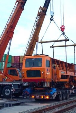 KAI Logistik Sukses Dukung Perawatan Jalur KA Melalui Pengiriman Multi Tie Tamper ke Kuala Tanjung