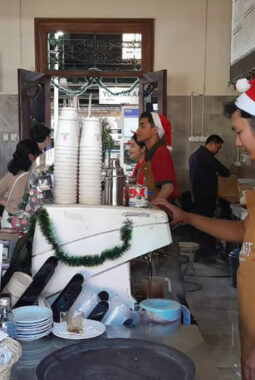 Meriahkan Libur Nataru, KAI Services Percantik Loko Café dengan Nuansa Natal dan Tahun Baru