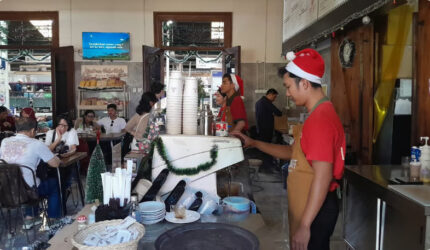 KAI Services Percantik Loko Kafe dengan Nuansa Natal dan Tahun Baru