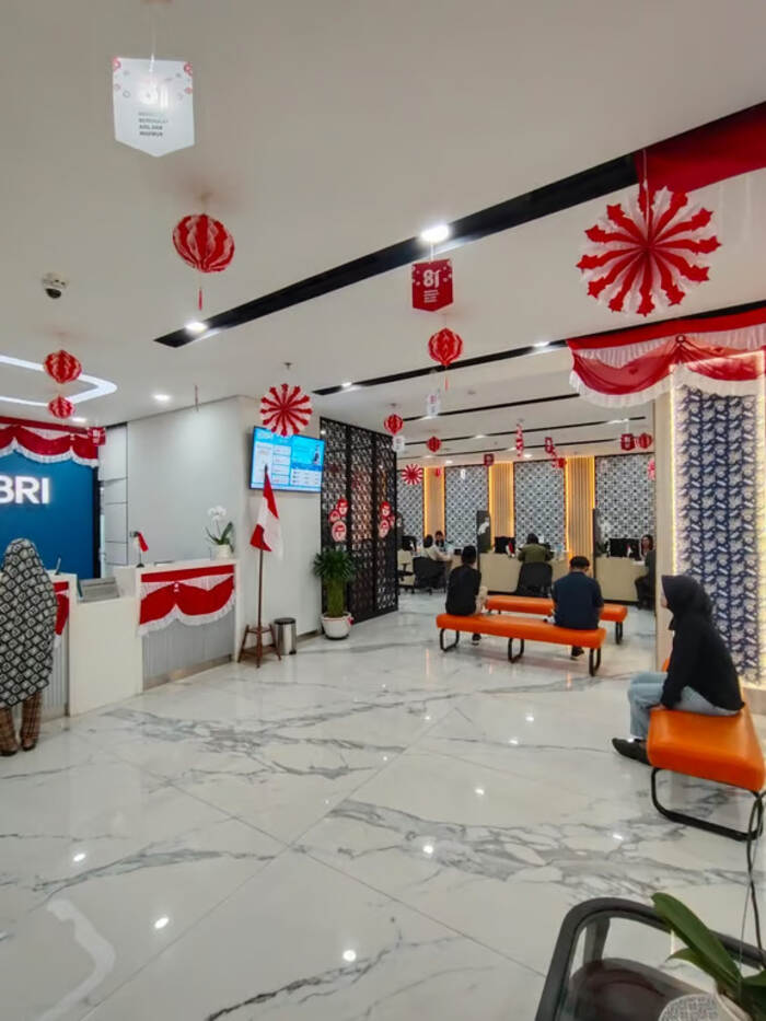 Semarak HUT ke-81 RI, BRI BO Kelapa Gading Percantik Kantor dengan Nuansa Merah Putih