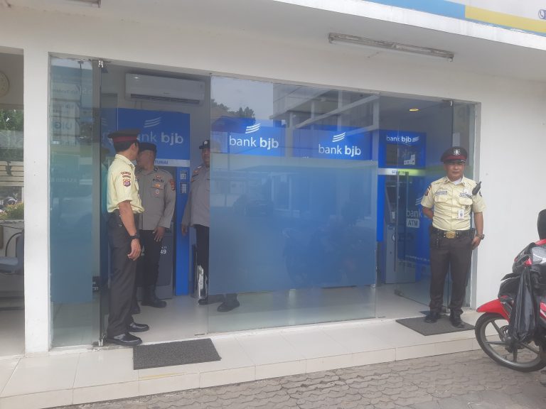 Jaga Kondusifitas,Polsek Rangkasbitung Polres Lebak Giat Patroli Dialogis Sekaligus Cek Mesin ATM Milik Bank BJB
