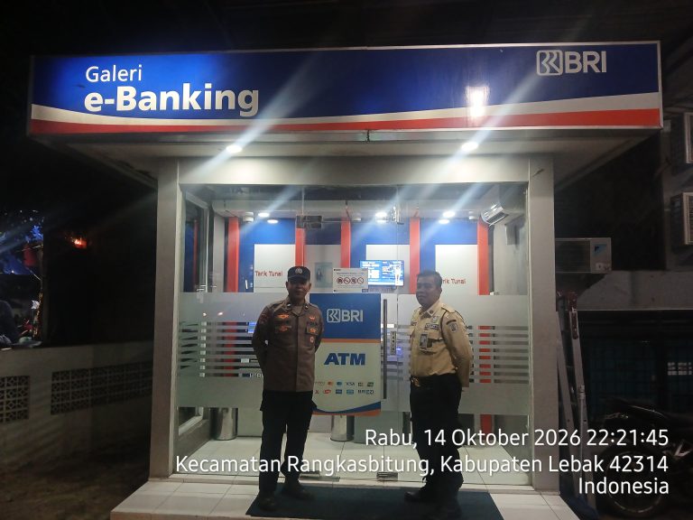 Pawas Polsek Rangkasbitung Polres Lebak Cek Mesin ATM Unit Bank BRI di Jalan Sunan Kalijaga Pasar Rangkasbitung