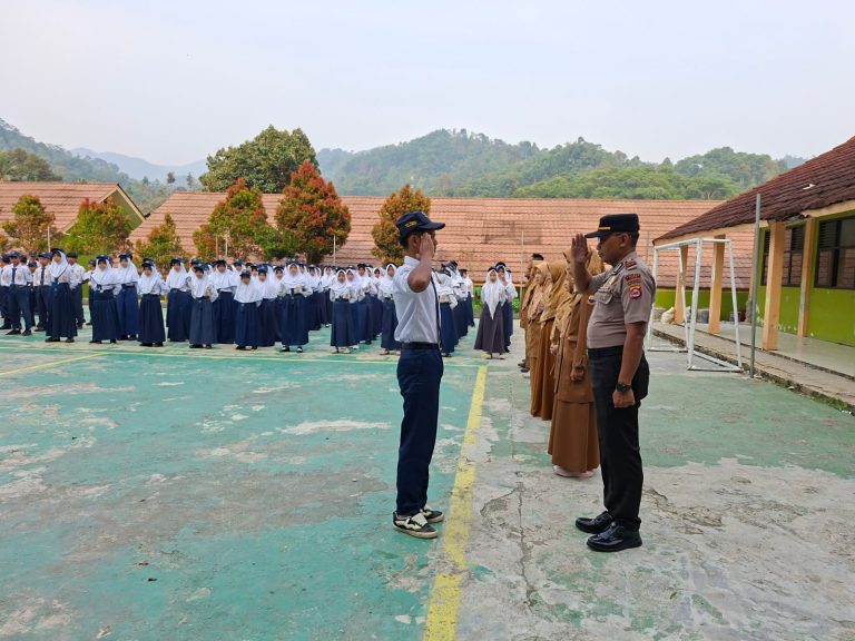 Kapolsek Lebakgedong Polres Lebak Melaksanakan Giat Program Poldik,Menjadi Pembina Upacara Bendera di SMPN 1 Lebakgedong