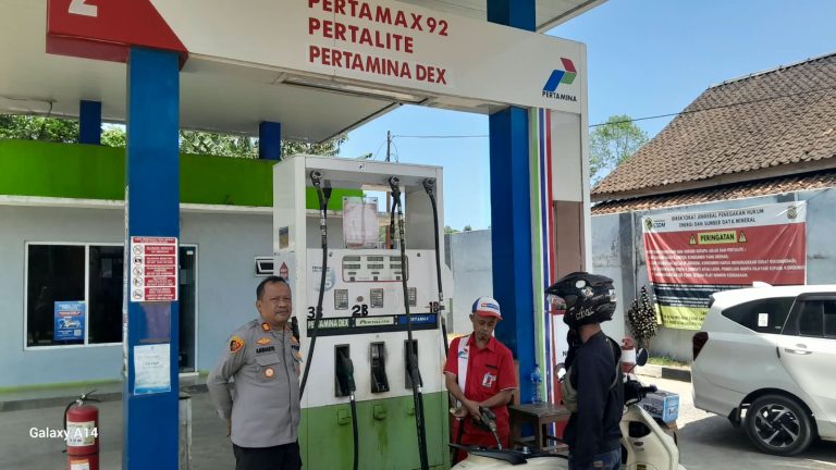 Patroli Polsek Cijaku Polres Lebak Polisi Bersama Masyarakat Cek Ketersediaan BBM