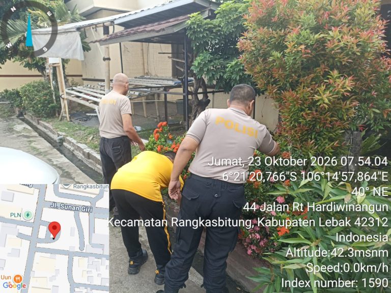Kapolsek Rangkasbitung Polres Lebak Laksanakan Green Policing Dengan Kegiatan Membersihkan Lingkungan Mapolsek