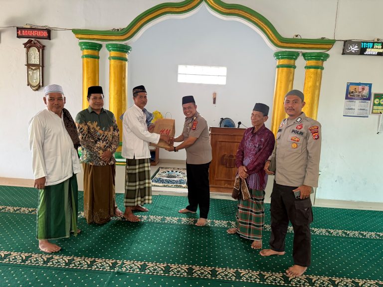 Dalam Rangka Mendukung Program Quwik Wins Kapolri,Polsek Panggarangan Giat Sholat Jumat Keliling di Masjid Al-Furqon