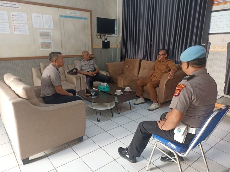 Sampaikan Himbauan Kamtibmas Kepada Guru dan Pelajar, Kapolsek Rangkasbitung dan Personel Sambangi SMPN 05 Rangkasbitung