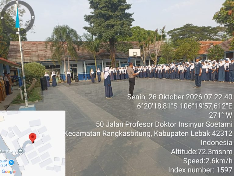 Melaksanakan Program Poldik,Kapolsek Rangkasbitung Polres Lebak Jadi Pembina Upacara di SMPN 05 Rangkasbitung