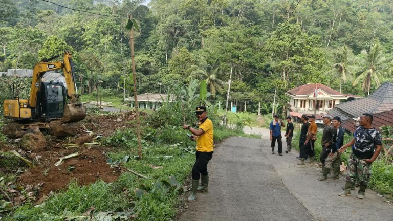 Respon Cepat Laporan Warga Akibat Sering Terjadi Laka Latas,Polsek Lebakgedong Membuka Jalan Alternatif Bersama Tokoh Masyarakat